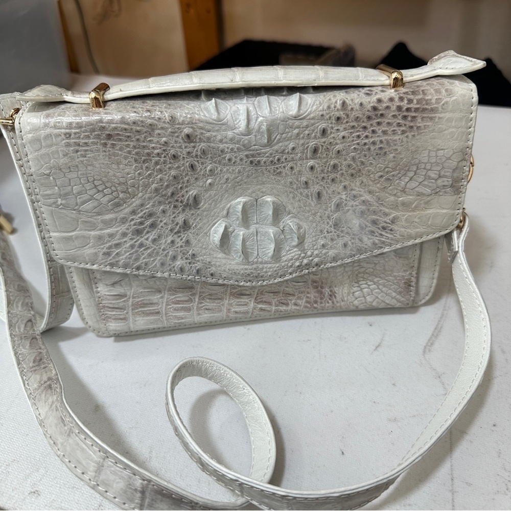 Grand Pelle Crocodile Embossed Leather White Flap Purse with Crossbody Strap - Picture 10 of 13